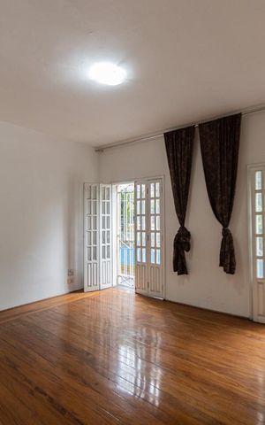 Casa à venda com 150m², 4 quartos e sem vaga Casa à venda com 150m², 4 quartos e sem vagaSala