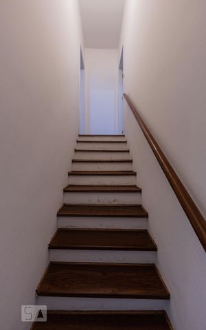Casa à venda com 150m², 4 quartos e sem vaga Casa à venda com 150m², 4 quartos e sem vagaEscada