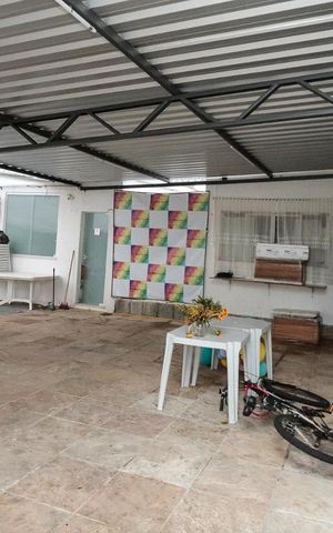 Casa à venda com 240m², 4 quartos e 5 vagas Casa à venda com 240m², 4 quartos e 5 vagasQuintal Fundos