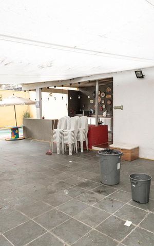 Casa à venda com 240m², 4 quartos e 5 vagas Casa à venda com 240m², 4 quartos e 5 vagasQuintal Fundos