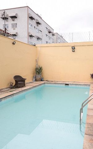 Casa à venda com 240m², 4 quartos e 5 vagas Casa à venda com 240m², 4 quartos e 5 vagasPiscina