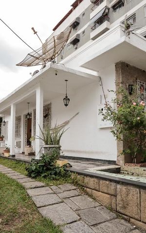 Casa à venda com 240m², 4 quartos e 5 vagas Casa à venda com 240m², 4 quartos e 5 vagasEntrada Garagem