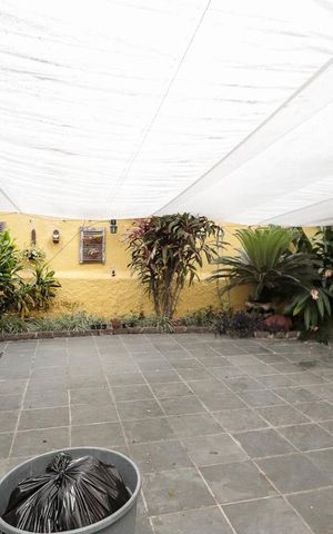 Casa à venda com 240m², 4 quartos e 5 vagas Casa à venda com 240m², 4 quartos e 5 vagasQuintal Fundos