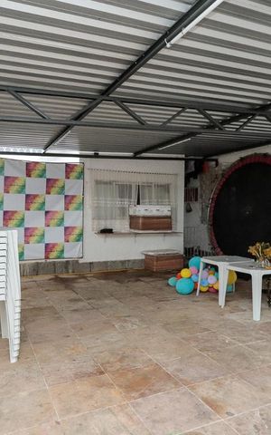 Casa à venda com 240m², 4 quartos e 5 vagas Casa à venda com 240m², 4 quartos e 5 vagasQuintal Fundos