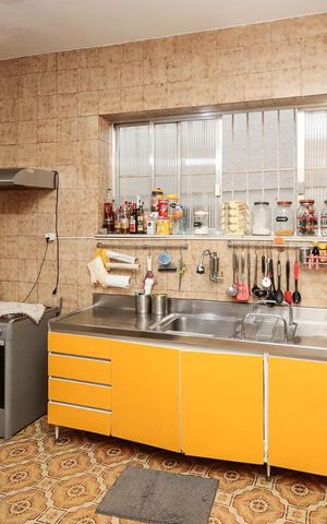 Casa à venda com 240m², 4 quartos e 5 vagas Casa à venda com 240m², 4 quartos e 5 vagasCozinha