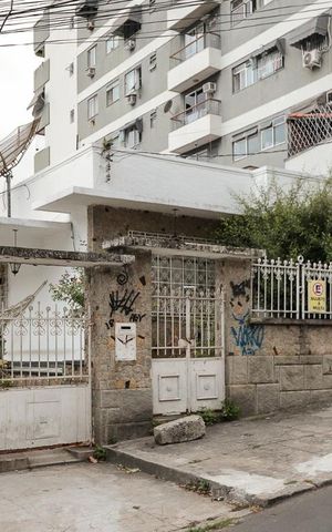 Casa à venda com 240m², 4 quartos e 5 vagas Casa à venda com 240m², 4 quartos e 5 vagasFachada