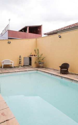 Casa à venda com 240m², 4 quartos e 5 vagas Casa à venda com 240m², 4 quartos e 5 vagasPiscina