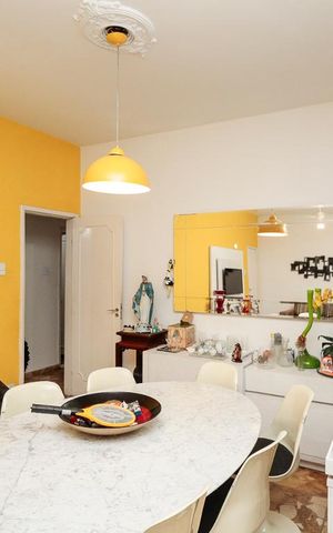 Casa à venda com 240m², 4 quartos e 5 vagas Casa à venda com 240m², 4 quartos e 5 vagasSala