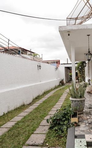 Casa à venda com 240m², 4 quartos e 5 vagas Casa à venda com 240m², 4 quartos e 5 vagasEntrada Garagem