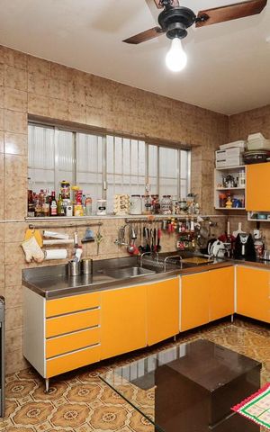 Casa à venda com 240m², 4 quartos e 5 vagas Casa à venda com 240m², 4 quartos e 5 vagasCozinha