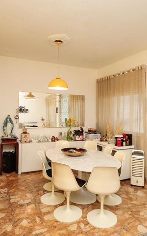 Casa à venda com 240m², 4 quartos e 5 vagas Casa à venda com 240m², 4 quartos e 5 vagasSala