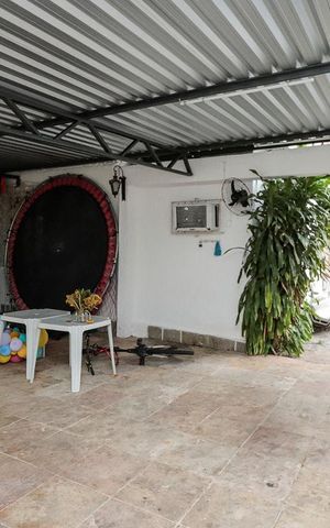 Casa à venda com 240m², 4 quartos e 5 vagas Casa à venda com 240m², 4 quartos e 5 vagasQuintal Fundos