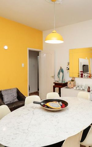 Casa à venda com 240m², 4 quartos e 5 vagas Casa à venda com 240m², 4 quartos e 5 vagasSala