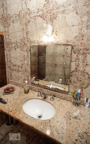 Casa à venda com 240m², 4 quartos e 5 vagas Casa à venda com 240m², 4 quartos e 5 vagasBanheiro
