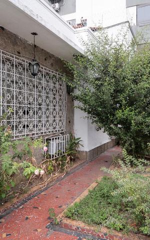 Casa à venda com 240m², 4 quartos e 5 vagas Casa à venda com 240m², 4 quartos e 5 vagasFrente