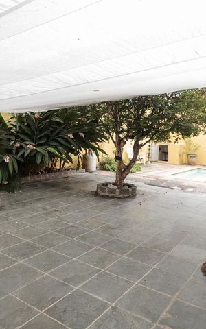 Casa à venda com 240m², 4 quartos e 5 vagas Casa à venda com 240m², 4 quartos e 5 vagasQuintal Fundos