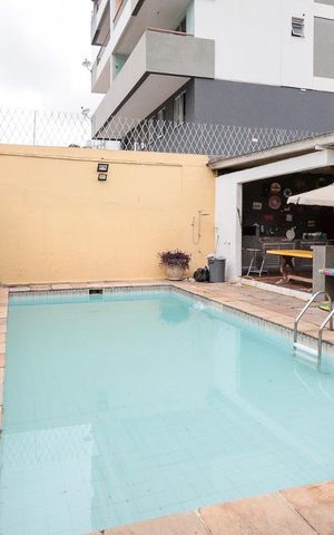 Casa à venda com 240m², 4 quartos e 5 vagas Casa à venda com 240m², 4 quartos e 5 vagasPiscina