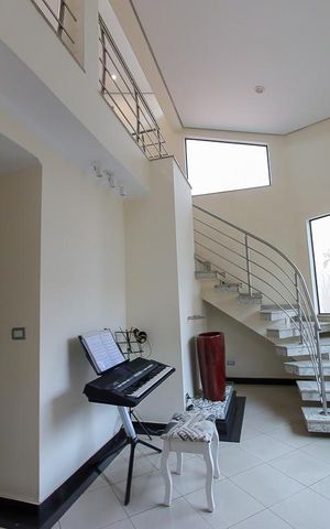 Casa à venda com 260m², 4 quartos e 3 vagas Casa à venda com 260m², 4 quartos e 3 vagasHall