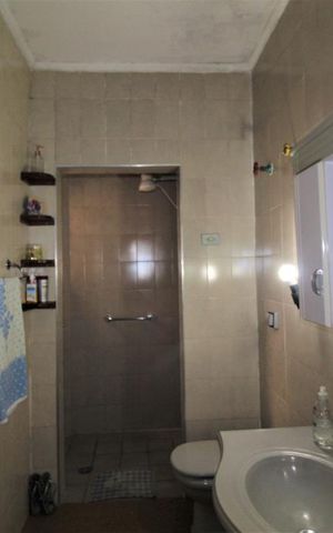 Casa à venda com 300m², 2 quartos e 2 vagasBanheiro 1 social