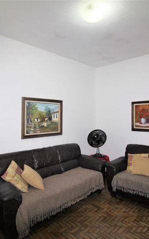 Casa à venda com 300m², 2 quartos e 2 vagasSala