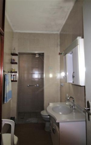 Casa à venda com 300m², 2 quartos e 2 vagasBanheiro 1 social