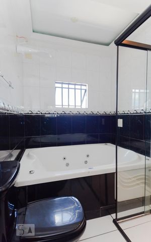 Casa à venda com 350m², 3 quartos e 4 vagasBanheiro da Suíte 1