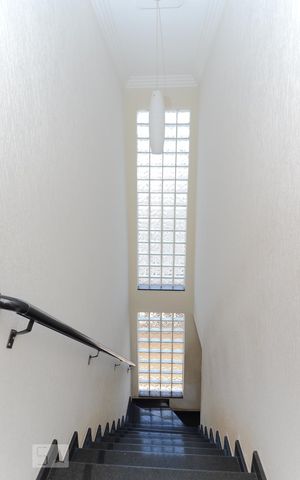 Casa à venda com 350m², 3 quartos e 4 vagasEscada da Sala