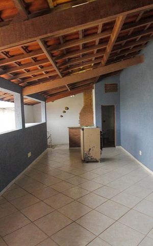 Casa à venda com 200m², 3 quartos e 2 vagas Casa à venda com 200m², 3 quartos e 2 vagasTerraço