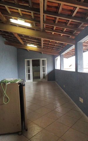 Casa à venda com 200m², 3 quartos e 2 vagas Casa à venda com 200m², 3 quartos e 2 vagasTerraço