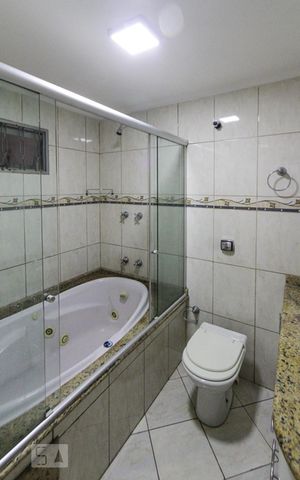 Casa à venda com 200m², 3 quartos e 2 vagas Casa à venda com 200m², 3 quartos e 2 vagasBanheiro da Suite
