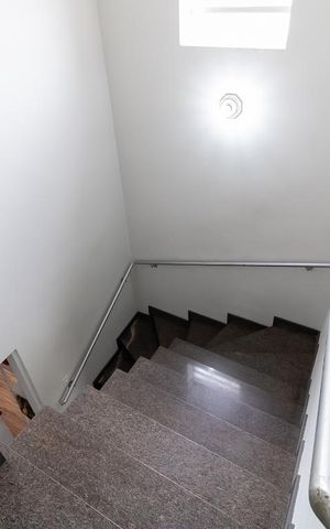 Casa à venda com 180m², 5 quartos e 4 vagas Casa à venda com 180m², 5 quartos e 4 vagasEscada