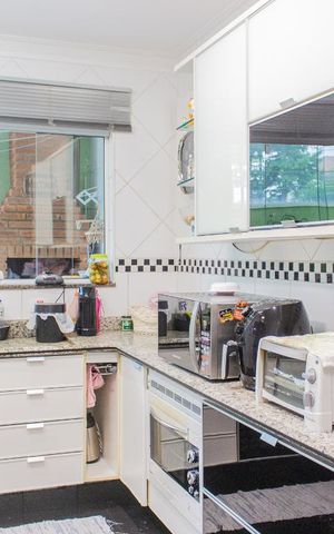 Casa à venda com 180m², 4 quartos e 3 vagas Casa à venda com 180m², 4 quartos e 3 vagasCozinha