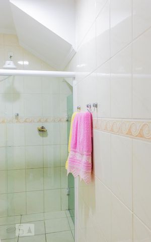 Casa à venda com 180m², 4 quartos e 3 vagas Casa à venda com 180m², 4 quartos e 3 vagasBanheiro