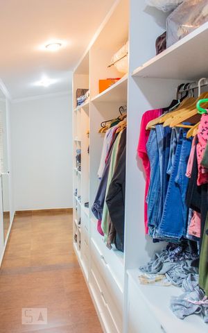 Casa à venda com 180m², 4 quartos e 3 vagas Casa à venda com 180m², 4 quartos e 3 vagasCloset