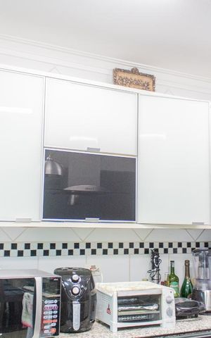 Casa à venda com 180m², 4 quartos e 3 vagas Casa à venda com 180m², 4 quartos e 3 vagasArmário
