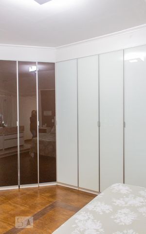 Casa à venda com 180m², 4 quartos e 3 vagas Casa à venda com 180m², 4 quartos e 3 vagasArmário