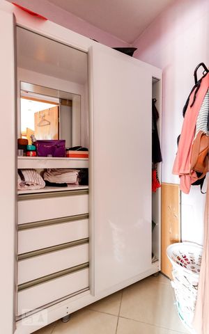 Casa à venda com 494m², 5 quartos e 6 vagas Casa à venda com 494m², 5 quartos e 6 vagasCloset da Suíte 4