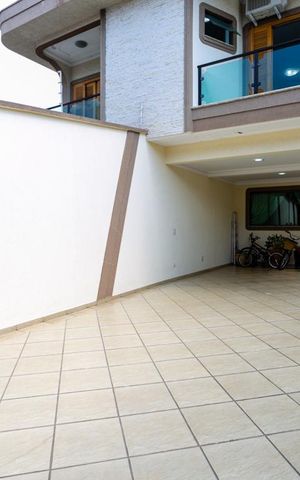 Casa à venda com 204m², 4 quartos e 4 vagas Casa à venda com 204m², 4 quartos e 4 vagasGaragem