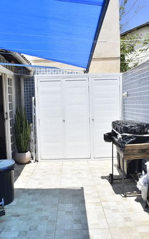 Casa de condomínio à venda com 160m², 4 quartos e 1 vagaÁrea de Serviço