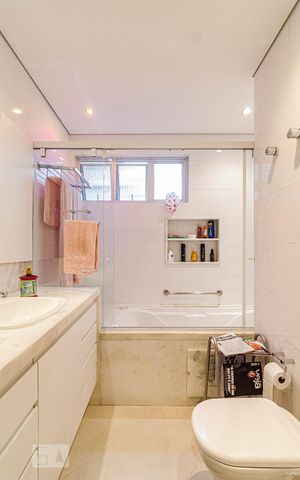 Apartamento à venda com 201m², 3 quartos e 2 vagas Apartamento à venda com 201m², 3 quartos e 2 vagasBanheiro da suíte