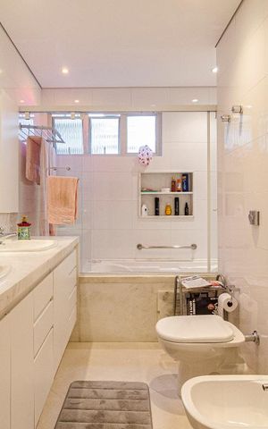 Apartamento à venda com 201m², 3 quartos e 2 vagas Apartamento à venda com 201m², 3 quartos e 2 vagasBanheiro da suíte