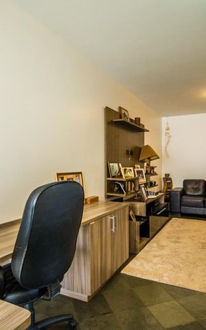 Casa à venda com 240m², 4 quartos e 8 vagas Casa à venda com 240m², 4 quartos e 8 vagasSala de TV