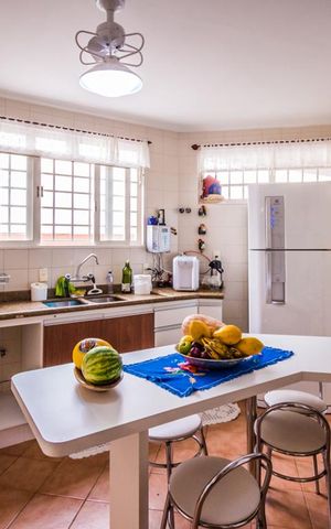 Casa à venda com 240m², 4 quartos e 8 vagas Casa à venda com 240m², 4 quartos e 8 vagasCozinha