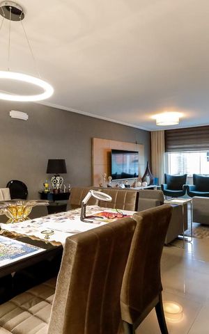 Casa à venda com 240m², 3 quartos e 3 vagas Casa à venda com 240m², 3 quartos e 3 vagasSala