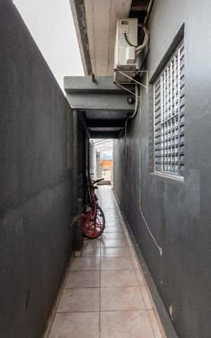 Casa à venda com 140m², 3 quartos e 6 vagasCorredor Externo