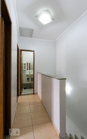 Casa à venda com 160m², 3 quartos e 2 vagasCorredor