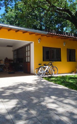 Casa à venda com 370m², 3 quartos e 6 vagasVista casa Fundos