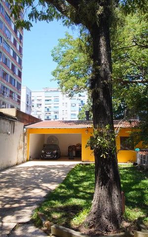 Casa à venda com 370m², 3 quartos e 6 vagasVista - Fundos