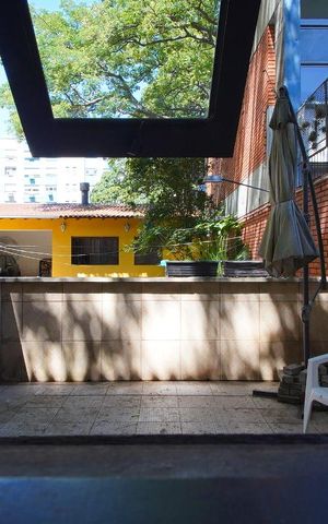Casa à venda com 370m², 3 quartos e 6 vagasVista - Fundos