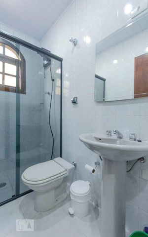 Casa à venda com 164m², 3 quartos e 2 vagas Casa à venda com 164m², 3 quartos e 2 vagasBanheiro